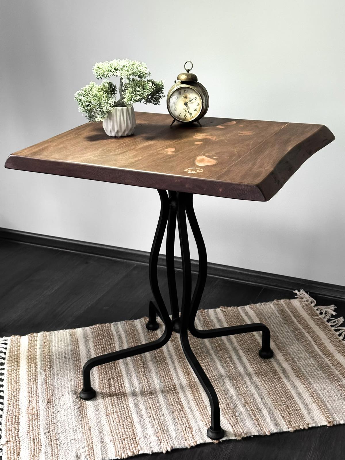 Layla`s Table - one out of one